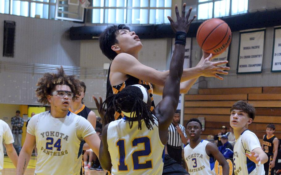 Kent Bissell shoots the ball.