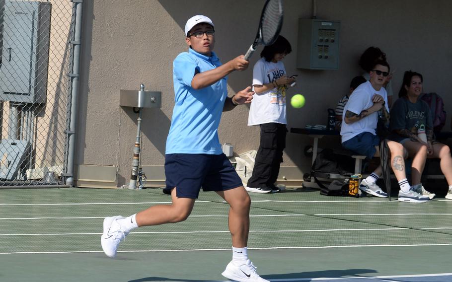 Osan freshman Ethan Kim returns to Gyeonggi Suwon’s Jun Won during Friday’s Korea regular-season opening tennis matches. Kim beat Won 4-2, 0-4, 10-6.