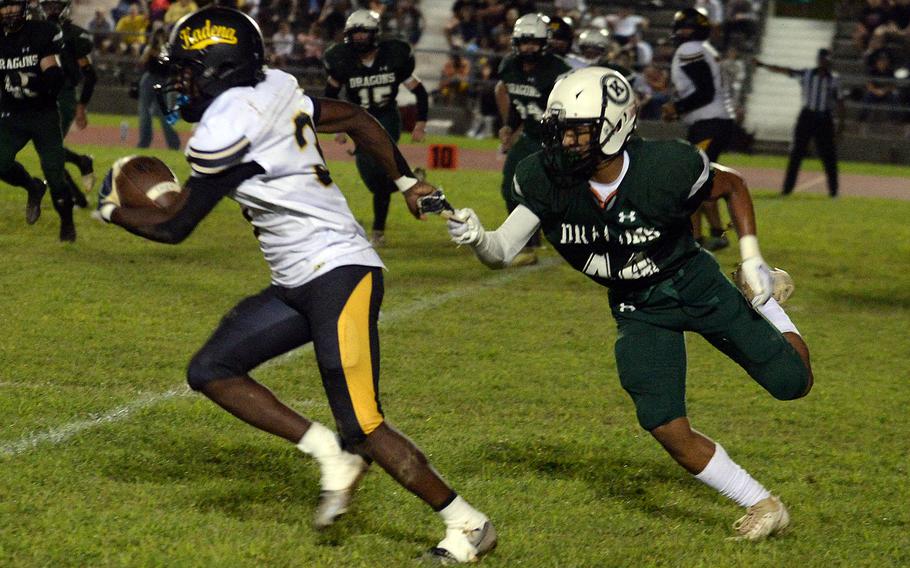 Dylan O’Neal tries to outrun Tre Johnson.