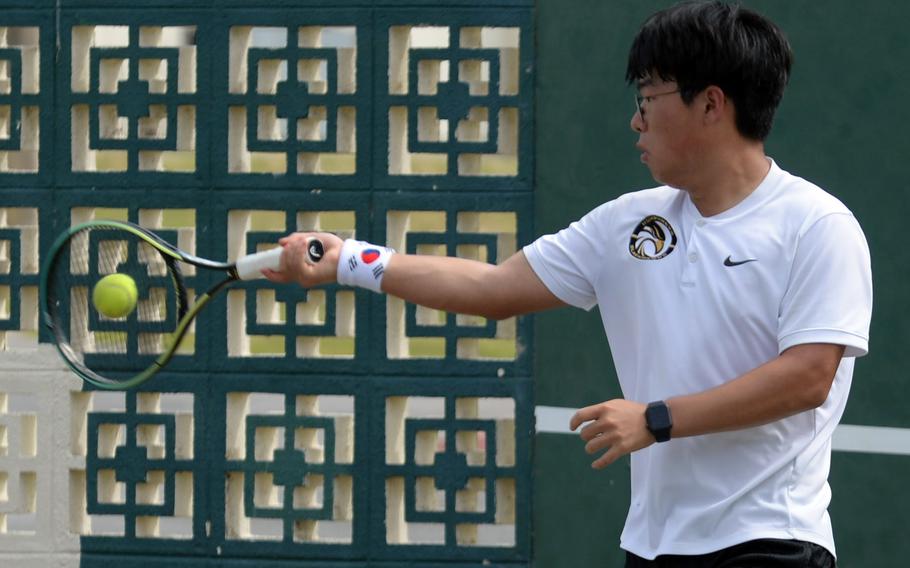 Elliott Lee plays tennis.