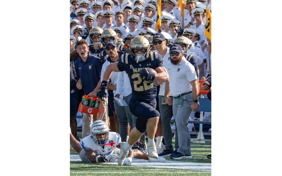 Navy running back Eli Heidenreich sprints down the sideline in the Midshipmen’s victory against Memphis on Saturday in Annapolis, Md.