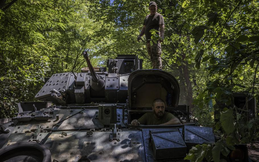 Ukrainian soldiers in a Bradley.