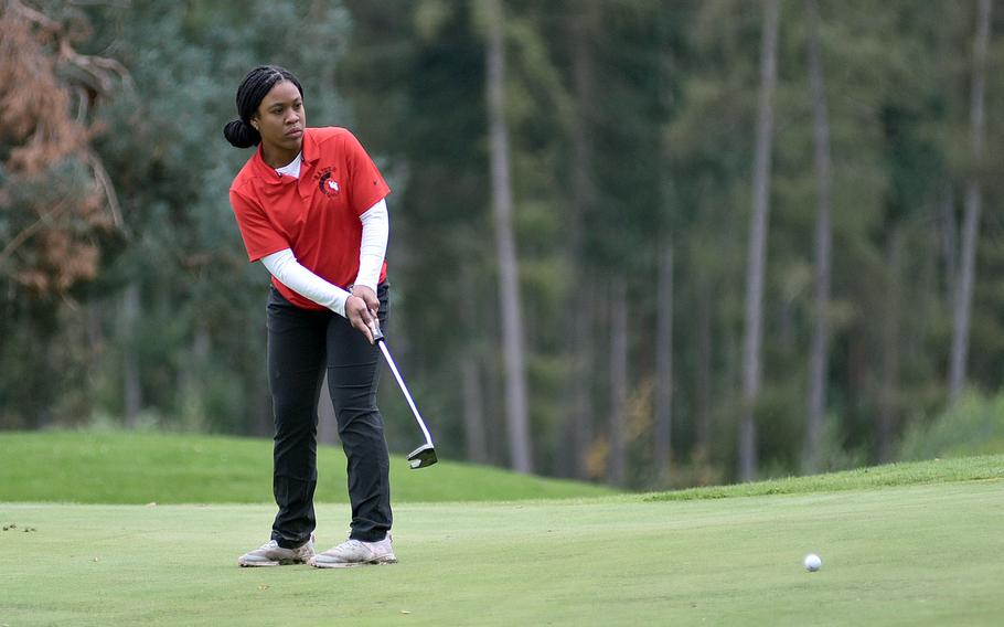 Asia Andrews watches her putt.