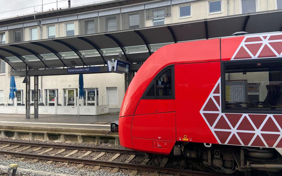 A train picks up passengers at the Kaiserslautern main train station.