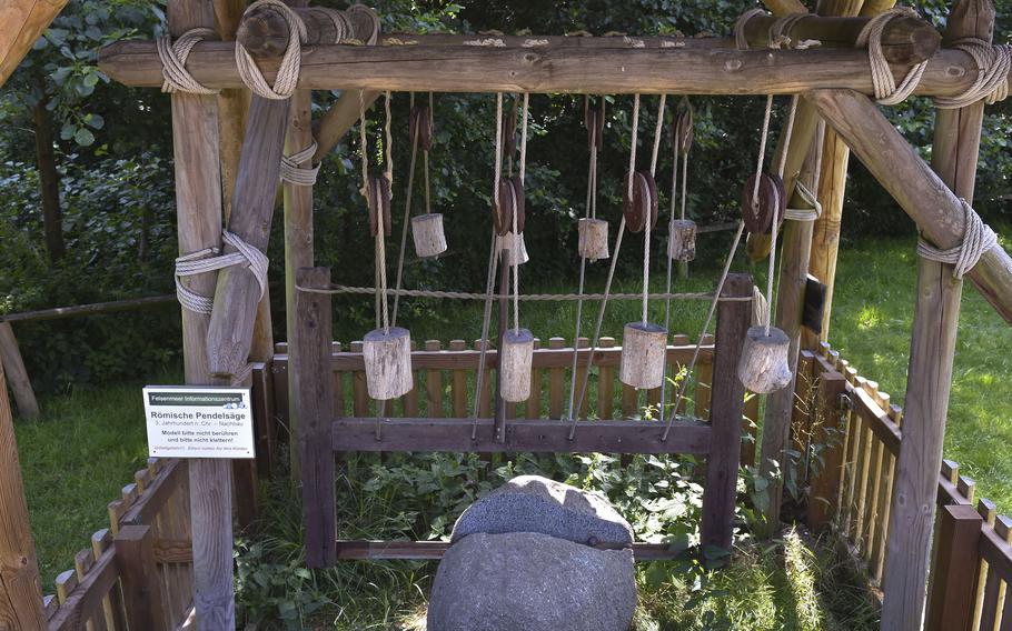 Ein Modell eines Pendels aus der Römerzeit ist vor dem Besucherzentrum Felsenmeer in der Nähe von Latterdal, Deutschland, ausgestellt. Die Römer nutzten das Gebiet im zweiten und dritten Jahrhundert als Steinbruch. 