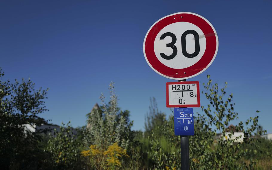 A 30 kilometers per hour traffic sign in Kaiserslautern, Germany.