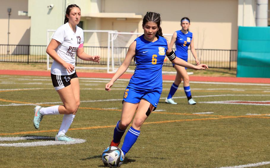 Jessica Franks dribbles up the field.