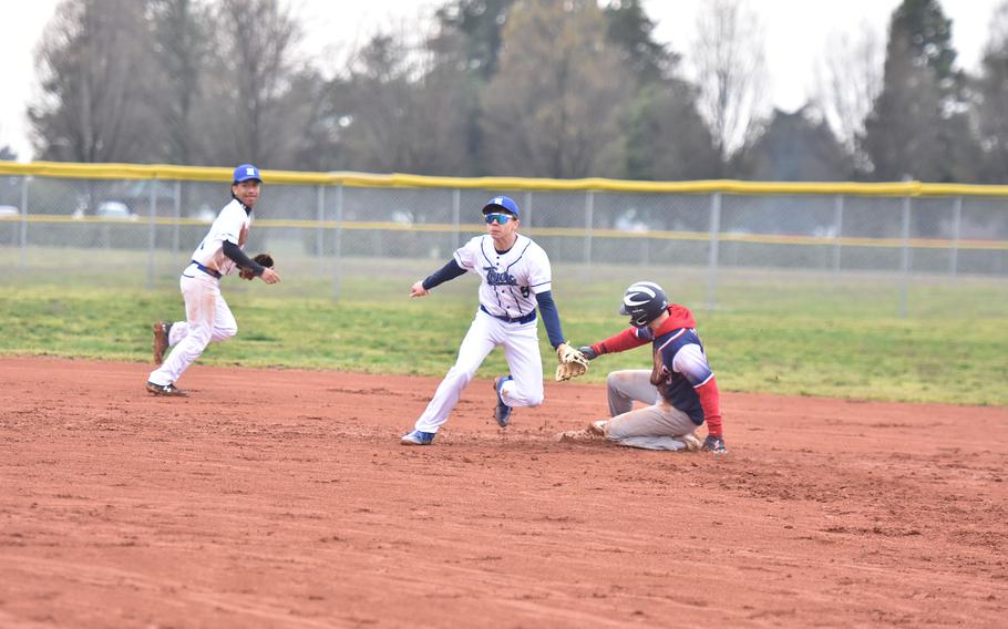 Cristiano Peterson slides into second.