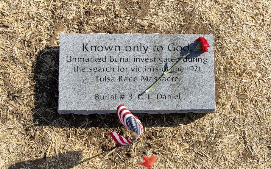 A burial marker at a cemetary denotes a World War I veteran.