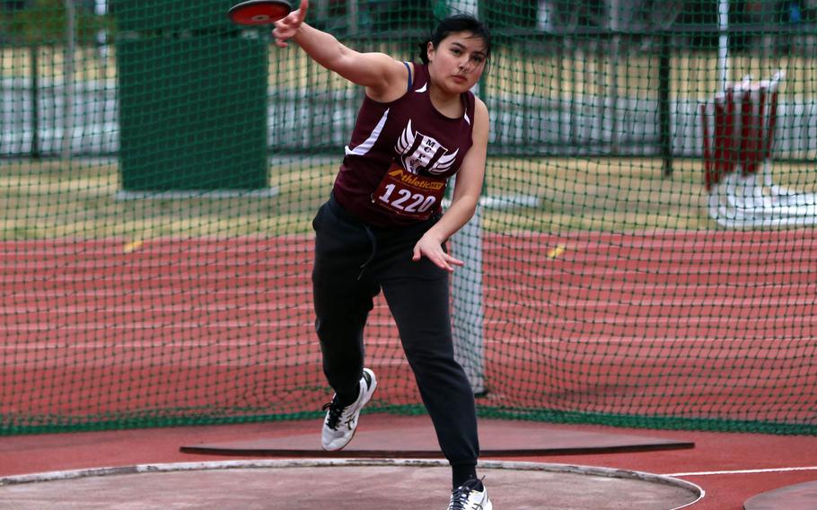 Emma O’Flynn tosses the discus.