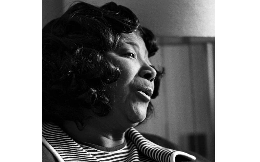 Mahalia Jackson talks to a reporter 