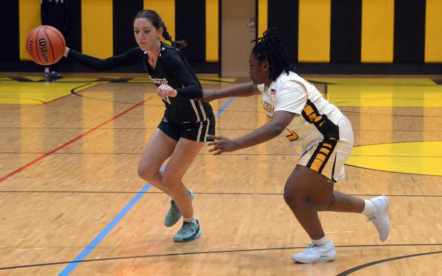 Isabella Mabie dribbles against pressure.