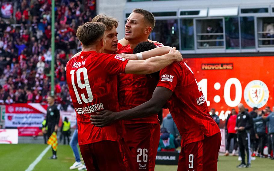 Kaiserslautern beat Braunschweig 3-2 Sunday at Fritz Walter Stadium