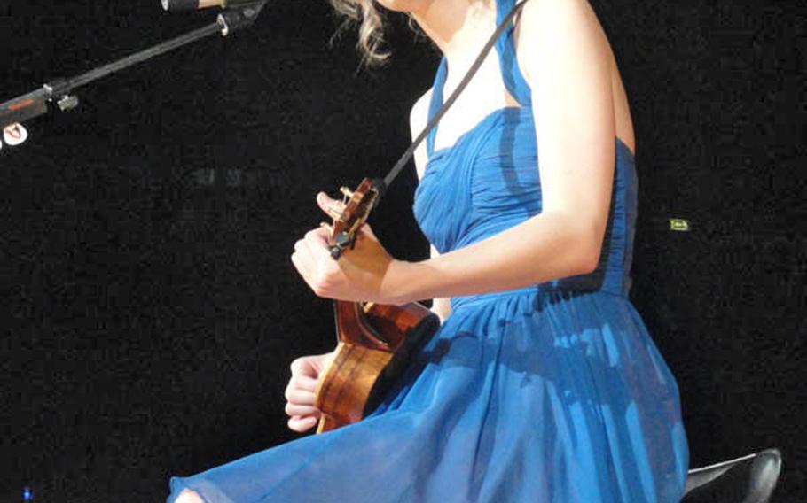 taylor swift blue dress guitar