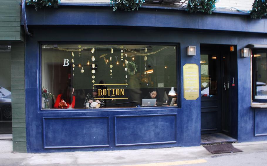 Botton in Itaewon is easily recognizable by its midnight-blue facade, and serves upscale coffees and teas as well as vegan and non-vegan desserts.