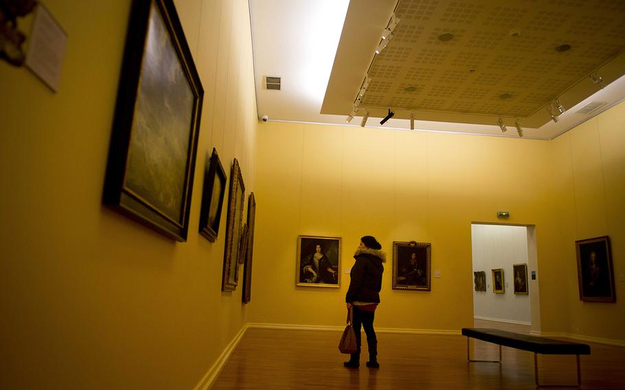 The painting collection at the Golden Court Museum has paintings from the 16th to the late 20th century. The museum also features a selection of 200 modern works by 76 artists.