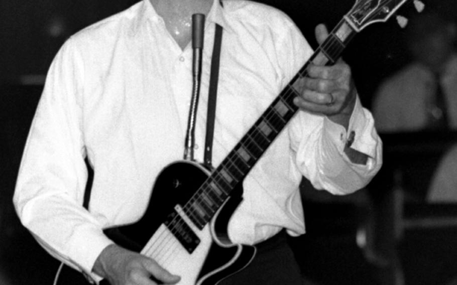 Les Paul onstage at Grant Heights in 1965.