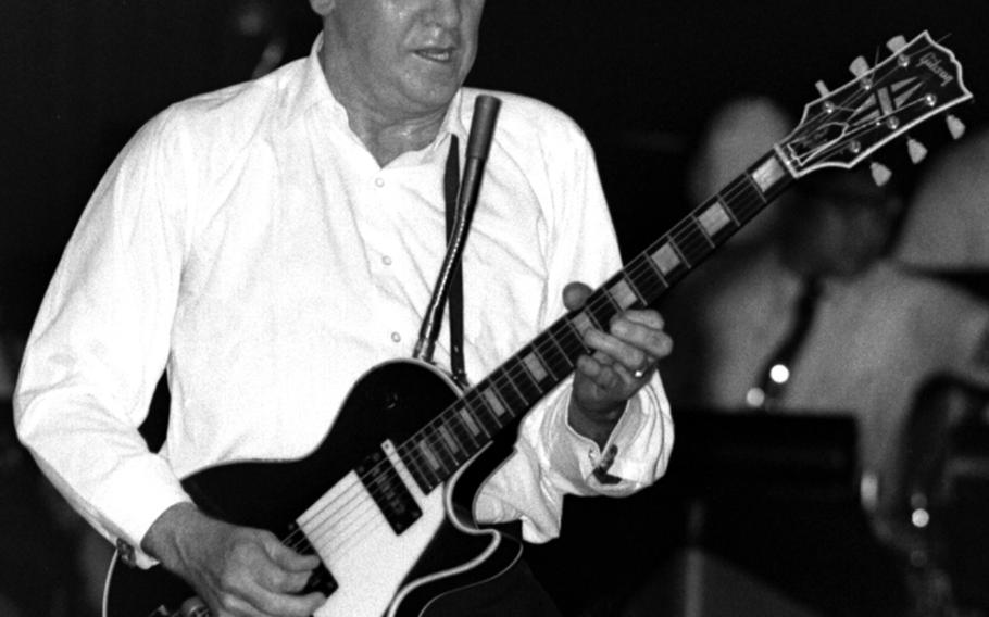 Les Paul onstage at Grant Heights in 1965.