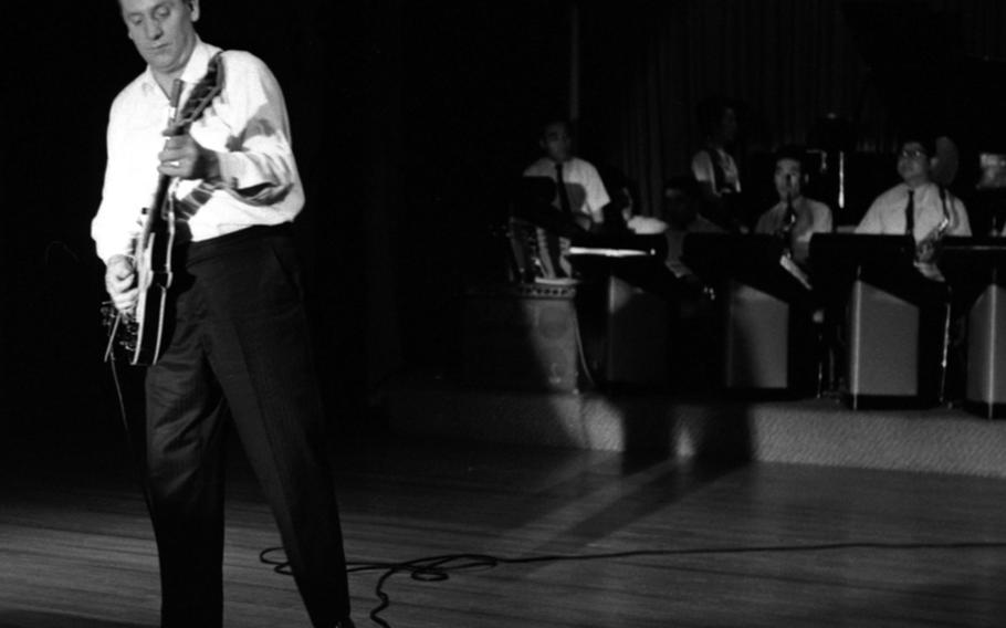 Les Paul onstage at Grant Heights in 1965.