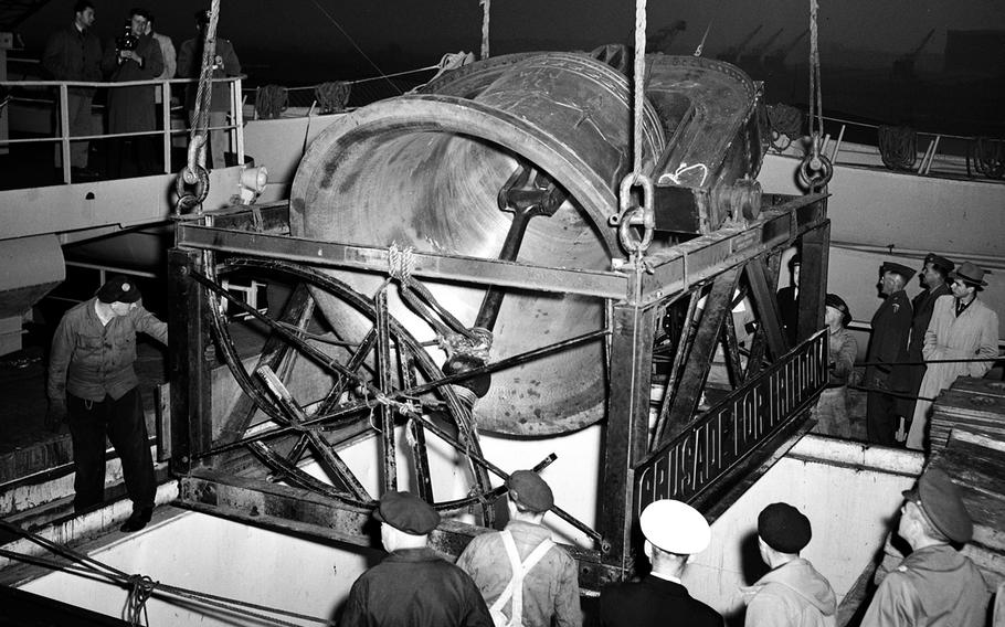 Workers prepare the Freedom Bell for unloading from the USNS Gen. R.S. Blatchford in Bremerhaven in October, 1950.