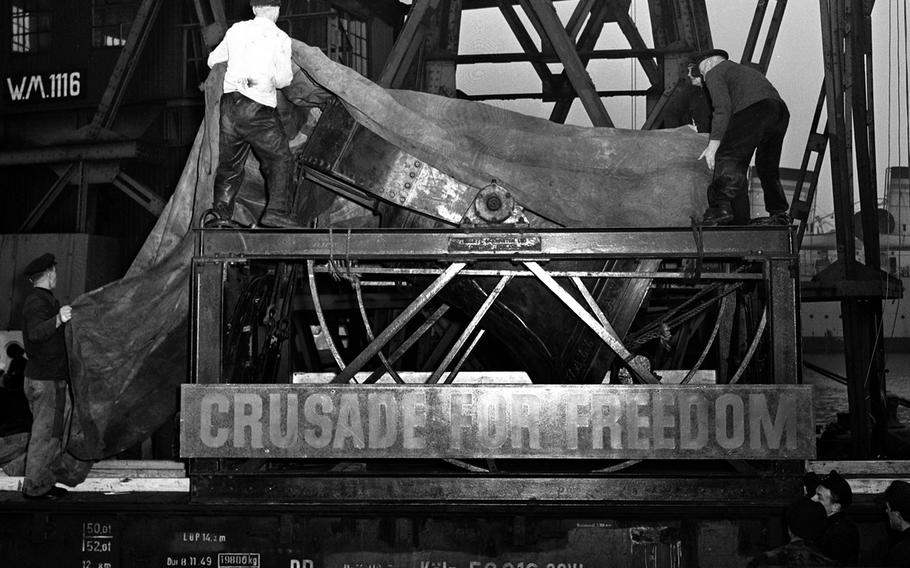 Workers prepare the Freedom Bell for unloading from the USNS Gen. R.S. Blatchford in Bremerhaven in October, 1950.