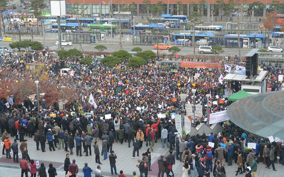 Supporters of President Park Geun-hye stage a smaller counter-protest in front of Seoul Station to urge her not to resign. 