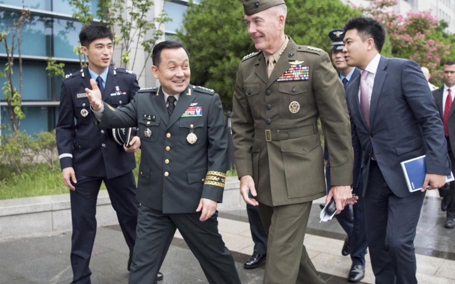 Marine Corps Gen. Joseph Dunford, chairman of the Joint Chiefs of Staff, meets with Republic of Korea Gen. Lee Sun-jin, chairman of the ROK Joint Chiefs of Staff in Seoul, South Korea, Aug. 14, 2017.