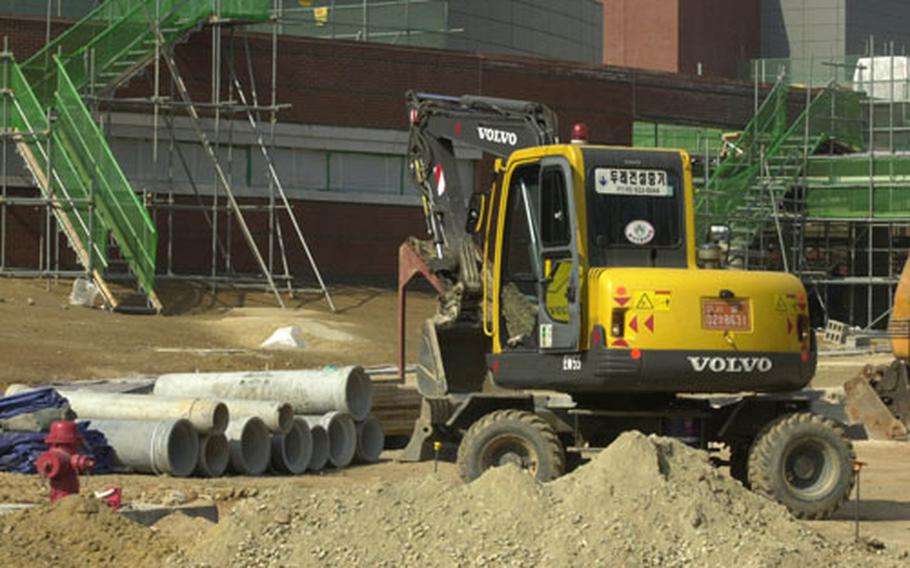 Military officials say they&#39;re going ahead with the final phase of a $70.2 million renovation to the 121st General Hospital despite an agreement to move all forces off Yongsan by 2007.