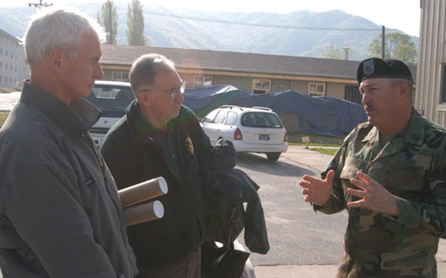 Command Sgt. Maj. James Lucero (right) explains "sergeant&#39;s time" training to Association of the US Army representatives Jim Ryan (left) and Norm Harkins.