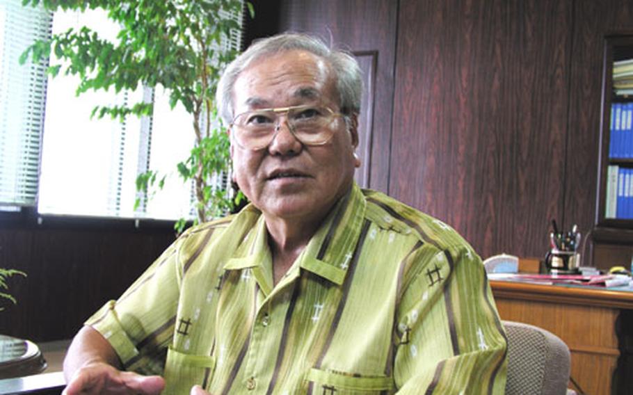 Kadena Mayor Tokujitsu Miyagi says anxiety among Okinawans over the safety of military aircraft has heightened after the Aug. 13 helicopter crash in Ginowan. He and the mayors of Okinawa City and Chatan want the Air Force to cancel an air show scheduled for Sept. 15.