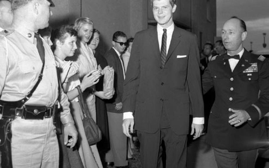 Van Cliburn is escored past a group of fans as he arrives for his concert in Heidelberg.