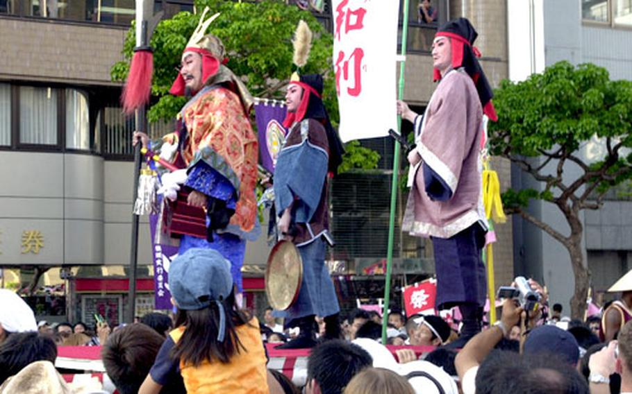 The "king" of Naha&#39;s east side team is carried to the center of the rope to present his challenge to the west side. The west won.