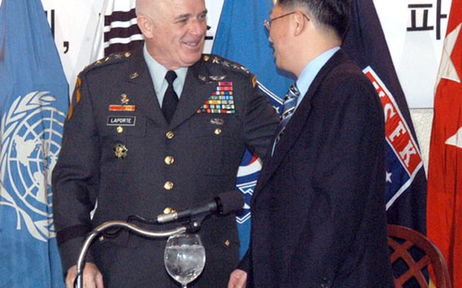 Gen. Leon J. LaPorte, the top U.S. military commander in South Korea, greets Yu Yong-weon, a Korean journalist and military Webmaster who moderated a discussion Wednesday night between LaPorte and other Korean military experts. The discussion, which was carried live as an Internet chat in Hangul, the South Korean alphabet, was the general’s second online discussion with Koreans in the past year.