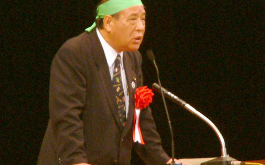 Prefectural Assembly Member Susumu Asato speaks at Wednesday&#39;s rally.
