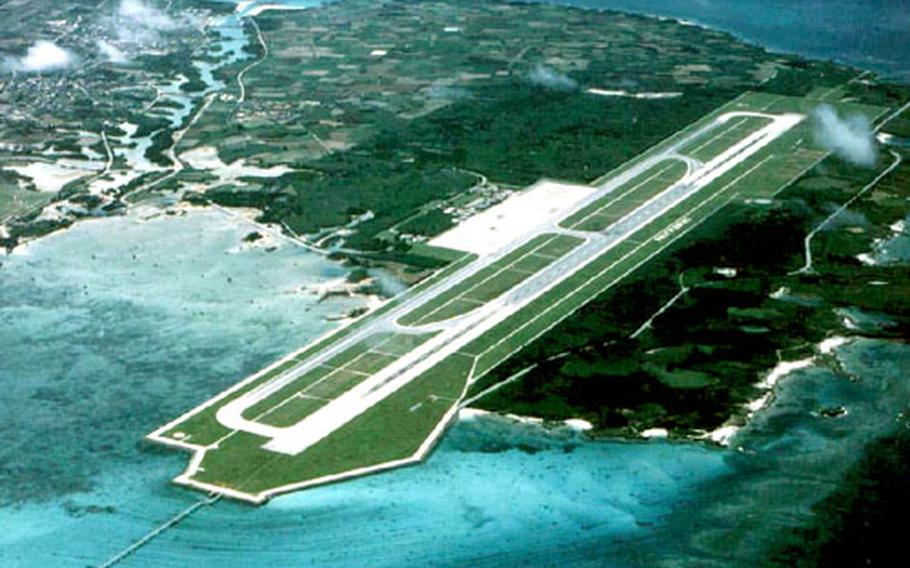 The airport in Irabu Town covers most of Shimoji Island. The Town Assembly has requested that Japan’s Self-Defense Force establish use of the facility, once used to train commercial airline pilots, as a military base.