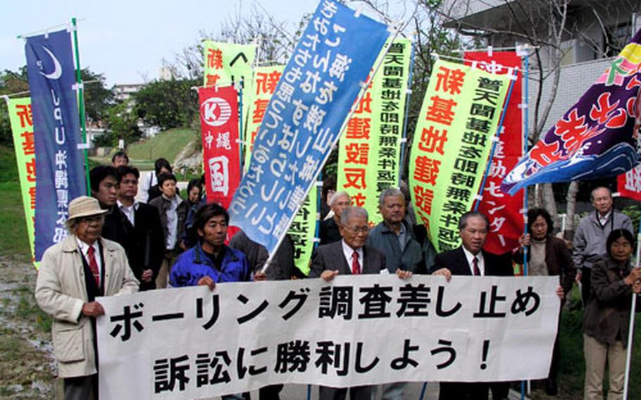 Opponents of the Marine Corps Air Station Futenma planned for the waters off Okinawa rally in front of the Naha District Courthouse on March 1. A second round of hearings in the case was held in court Tuesday.
