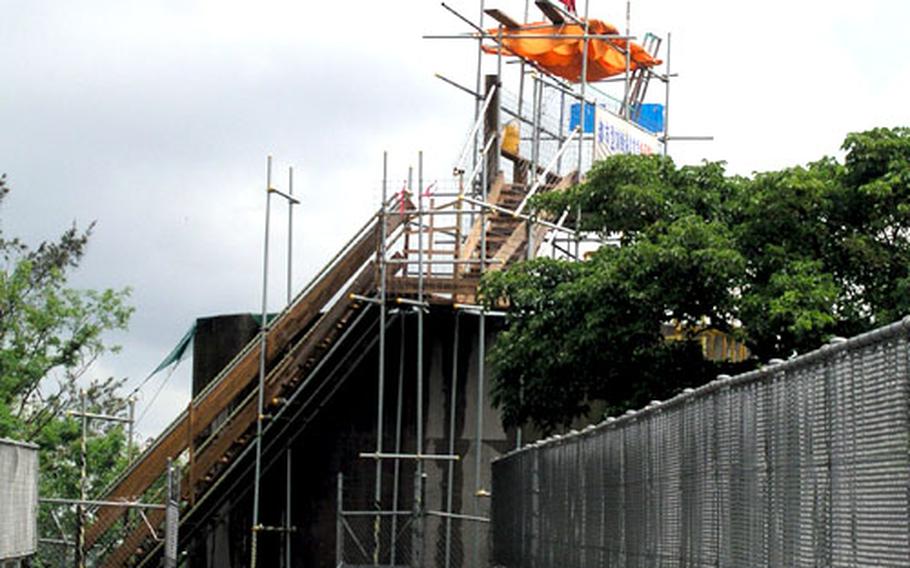 Igei residents have been staging daily protests at Camp Hansen’s main gate since May 2004, when construction of the Army-funded facility Range 4 started. At that same time, Kin residents erected an impromptu observation tower atop a water tank in a protest against the urban- combat training complex. The observation tower overlooks the training area on the far side of the Okinawa expressway.