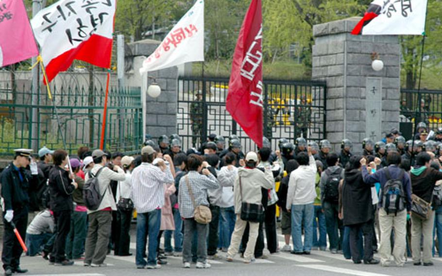 An impromptu protest of the South Korean Ministry of National Defense’s agreement with the U.S. military to expand Camp Humphreys prompted U.S. authorities to limit access at some gates to the nearby U.S. base.