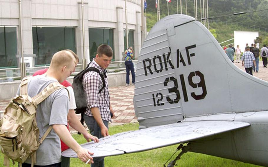 2nd Infantry Division soldiers check out Korean War-era aircraft at the Freedom Protection Peace Museum at the foot of Mount Soyo on Friday. The soldiers were part of a Dongducheon city-sponsored tour, the first of its kind in six years.