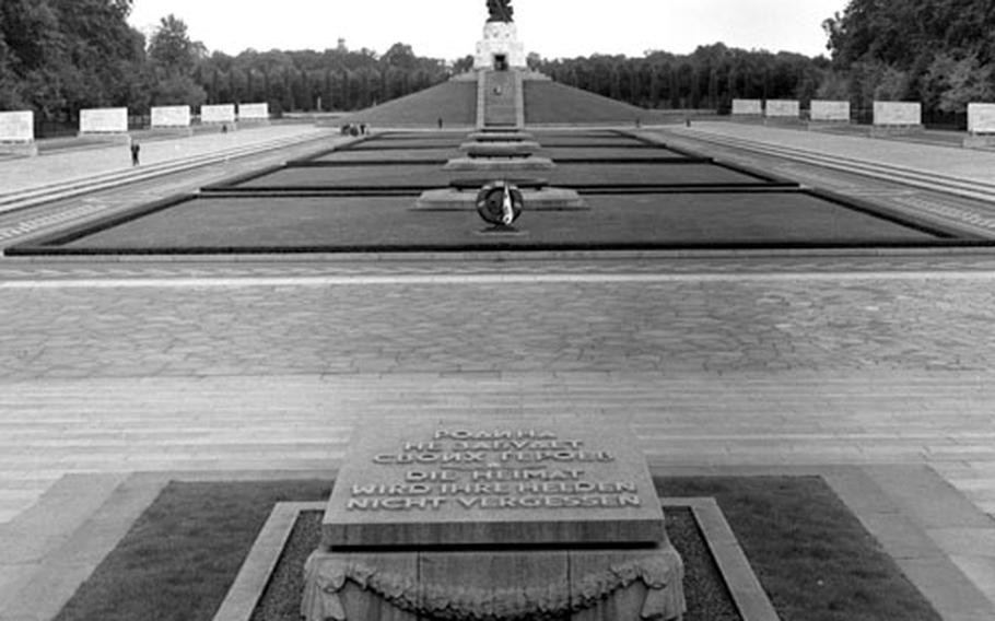 On either side of the burial plots are stone blocks depicting Soviet workers and soldiers.