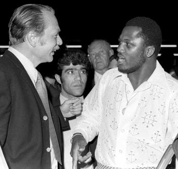 Joe Frazier talks with Stars and Stripes reporter Klint Johnson in Frankfurt in 1971.