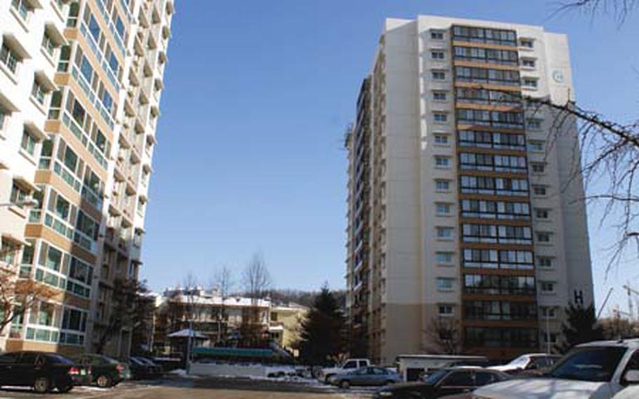 Yongsan soldiers and their families will not move into the renovated Hannam Village Towers this month. The Hannam project is still six months from completion.