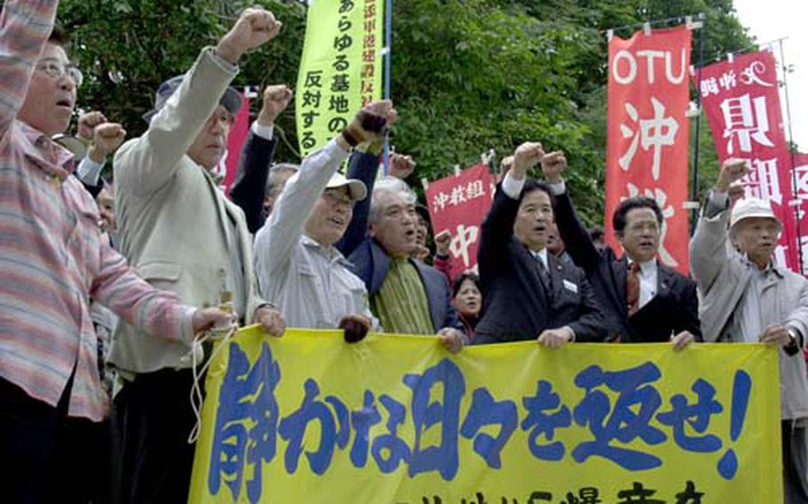 Ginowan residents who filed a lawsuit against the Japanese government over noise from Marine Corps Air Station Futenma march to Fukuoka High Court in Naha Thursday after a brief rally outside the court before a final hearing begins to wrap up their 8-year-old court battle.