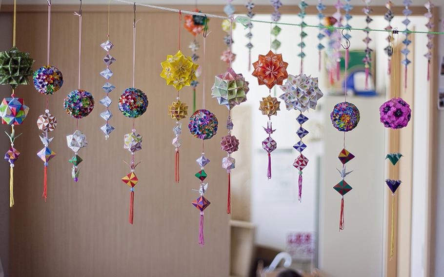 Gifts of intricate origami were presented to the volunteers from Helping Hands for Tohoku during their visit to the Terauchi Dai-ni housing complex on June 2, 2012.