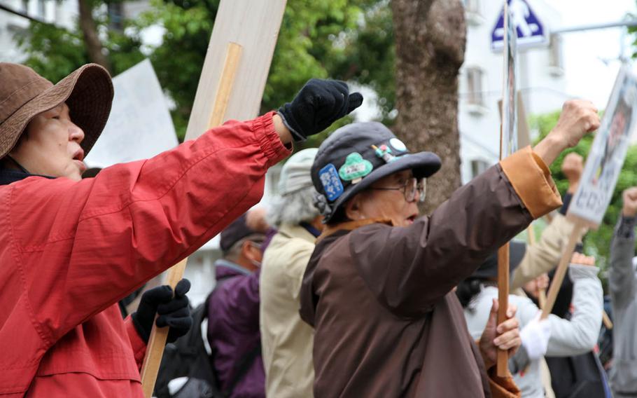 Dozens of Okinawans gather outside a district courthouse to protest the detention of Hiroji Yamashiro, an anti-U.S. base protest leader held in solitary confinement since mid-October.