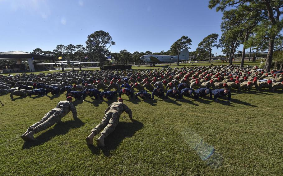 Hundreds of servicemembers perform memorial pushups in honor of the fallen following a combined medal ceremony at Hurlburt Field, Fla., Tuesday, Oct. 17, 2017.