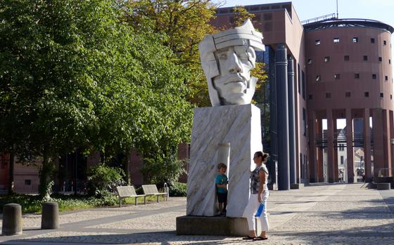 Two large masks made of Carrara marble flank Kaiserslautern's Pfalztheater. The theater offers musicals, operas, ballet and plays on its two stages.

