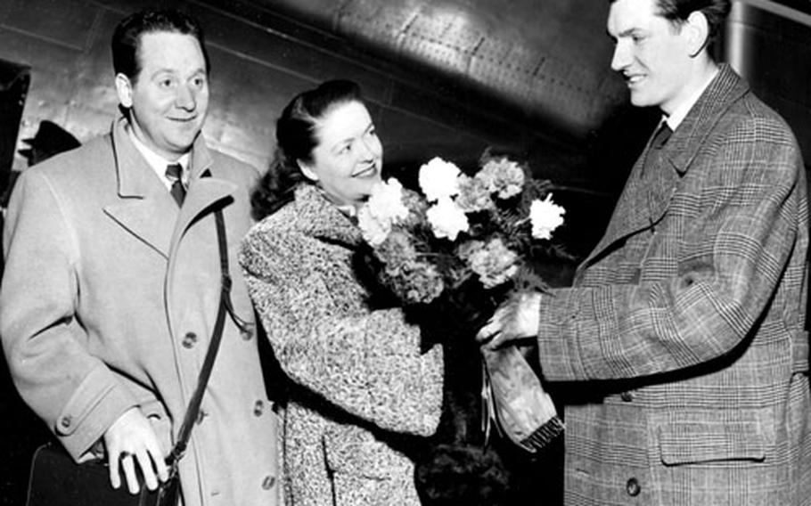 Les Paul and Mary Ford are welcomed to Rhein-Main airport by Fritz Koehler, representing Telefunken and Capitol Records in Germany.