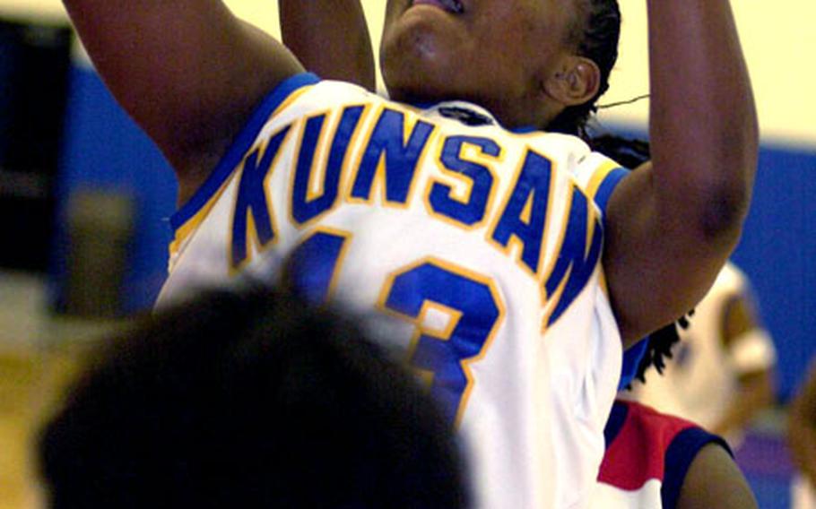 Shanaysha Walker of the Kunsan Wolf Pack shoots against the Osan Defenders during Saturday&#39;s second women&#39;s championship game.