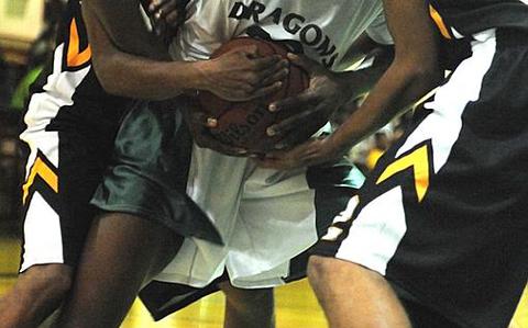 Kubasaki defends boys hoops title